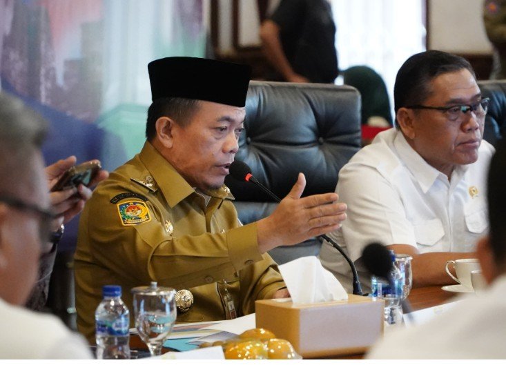 Gubernur saat Rapat Pembahasan Terkait Inventarisasi Sumur Minyak Masyarakat Existing di Provinsi Jambi.