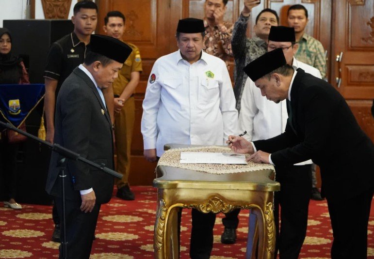 Gubernur Jambi, Al Haris saat melantik Pimpinan Badan Amil Zakat Nasional Provinsi Jambi Periode 2025-2030.