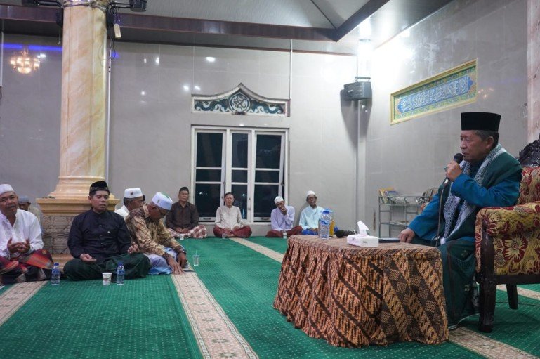 Wagub Sani saat menghadiri Peringatan Maulid Nabi Muhammad SAW 1447 H/2025 M, bertempat di Masjid Baiturrahman RT. 03 Desa Kunangan, Kecamatan Taman Rajo, Kabupaten Muaro Jambi.