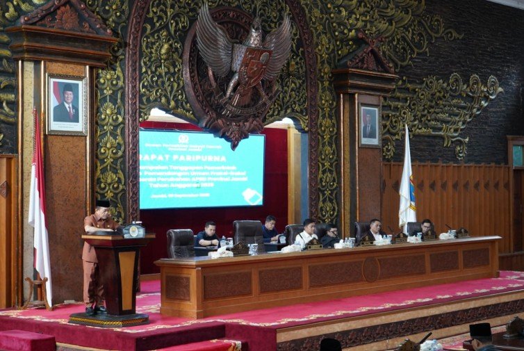 Gubernur Al Haris Beri Jawaban Atas Pandangan Umum Fraksi-Fraksi Terkait APBD Perubahan 2025