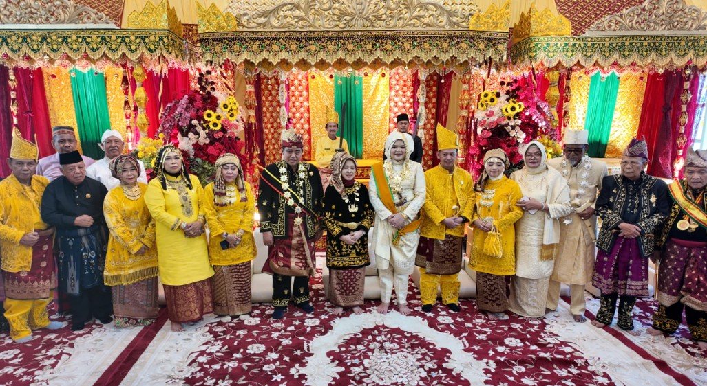 Hj. Hesti Haris Saksikan Penganugerahan Gelar Adat kepada Bupati Tanjung Jabung Timur