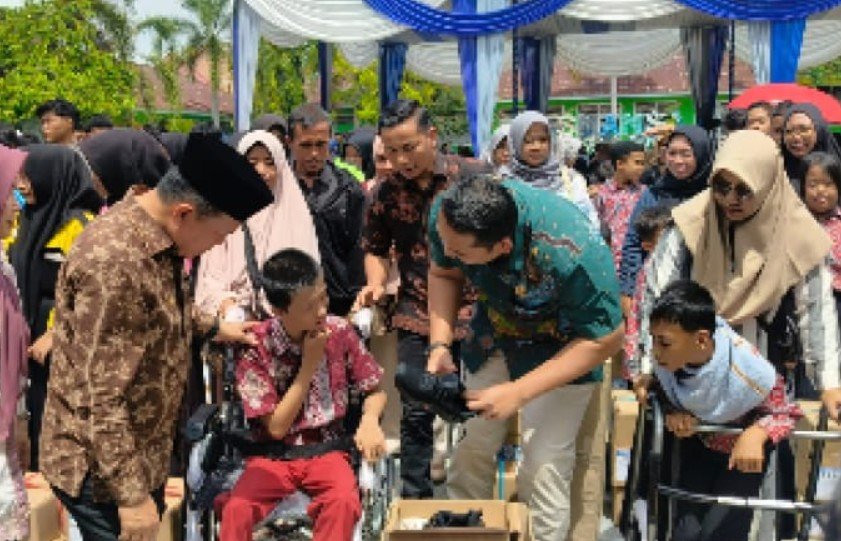 Gubernur Al Haris Salurkan Bantuan Dumisake Pendidikan di Merangin: Tak Ada Lagi Anak Jambi Putus Sekolah Karena Biaya