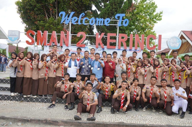 Gubernur Al Haris dan Bupati Kerinci Serahkan Bantuan Dumisake Pendidikan Kepada 320 Siswa