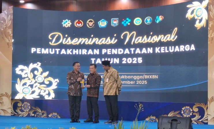 Hadiri Diseminasi Nasional Pemutakhiran Pendataan Keluarga 2025, Gubernur Al Haris Terima Penghargaan dari BKKBN