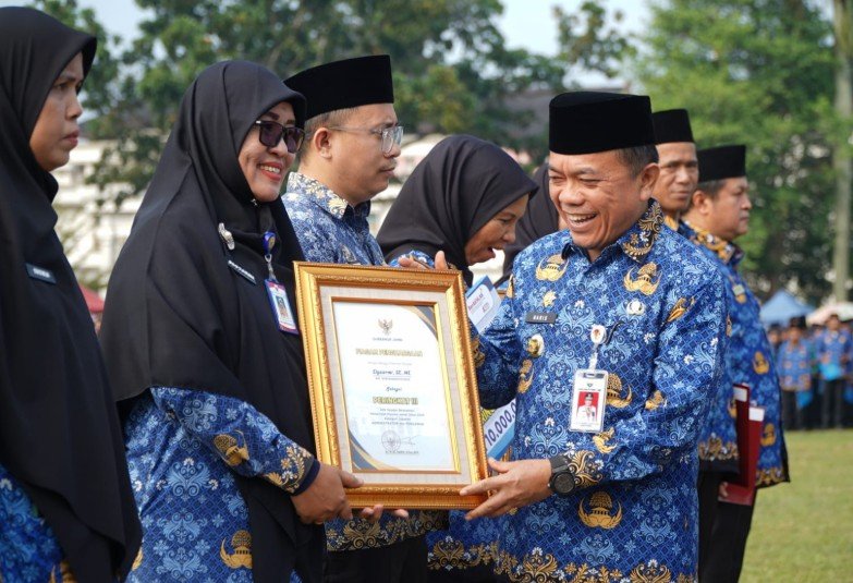 Di Momen HUT KORPRI Ke-54, Gubernur Al Haris Serahkan 6.438 SK ASN P3K