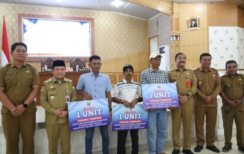 Gubernur Al Haris Serahkan Bantuan Rp1,1 Miliar dan Tiga Kapal untuk Korban Kebakaran di Sungai Dualap