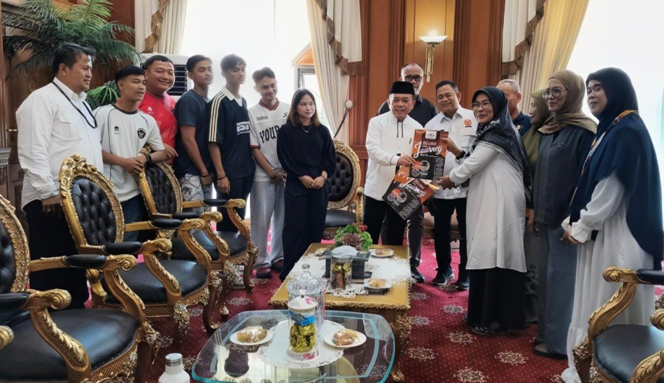 Tunaikan Janji, Gubernur Al Haris Umrohkan Orang Tua Peraih Emas PON Aceh–Sumut