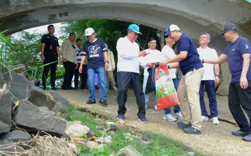 Wagub Sani Pimpin Gotong Royong Massal Gerakan Indonesia ASRI di Danau Sipin