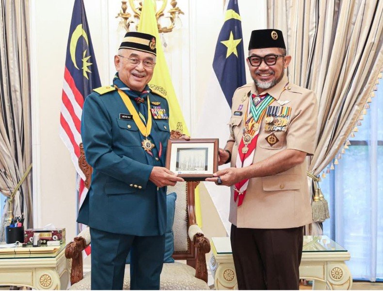 ​Mewakli Gubernur, ​Sekda Jambi Terima Anugerah Bintang Semangat Rimba dari Yang Dipertua Negeri Melaka