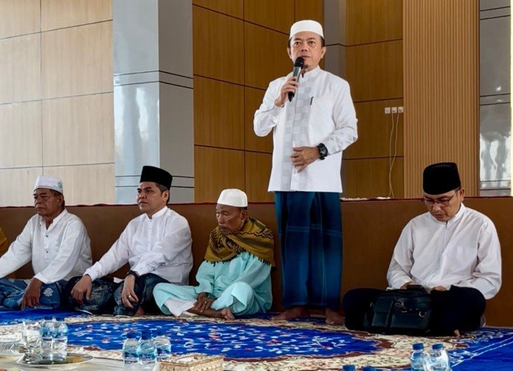 Gubernur Al Haris Buka Puasa Bersama Warga Sekitar Rumah Dinas