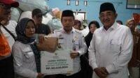 Gubernur Al Haris Tinjau Korban Kebakaran di Tanjab Barat, Serahkan Bantuan dan Ajak Gotong Royong