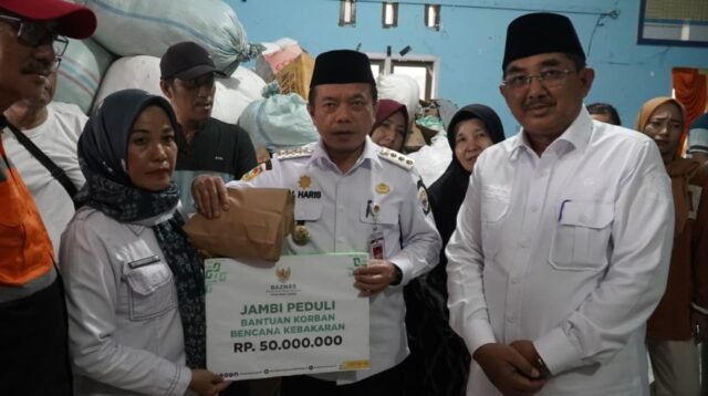 Gubernur Al Haris Tinjau Korban Kebakaran di Tanjab Barat, Serahkan Bantuan dan Ajak Gotong Royong