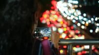 HP dengan kamera jernih menampilkan foto malam hari yang detail dan terang