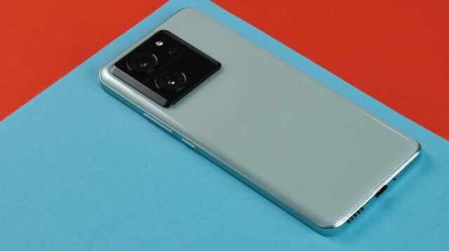 Smartphone dengan baterai berkapasitas 6000 mAh untuk penggunaan seharian tanpa perlu sering mengisi daya