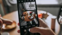 Gambar hp dengan kamera terbaik 3 jutaan, menonjolkan desain elegan dan foto berkualitas tinggi