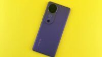 Foto smartphone Vivo terbaru dengan desain elegan, layar AMOLED 6,5 inci, dan kamera triple 50MP menonjolkan teknologi.