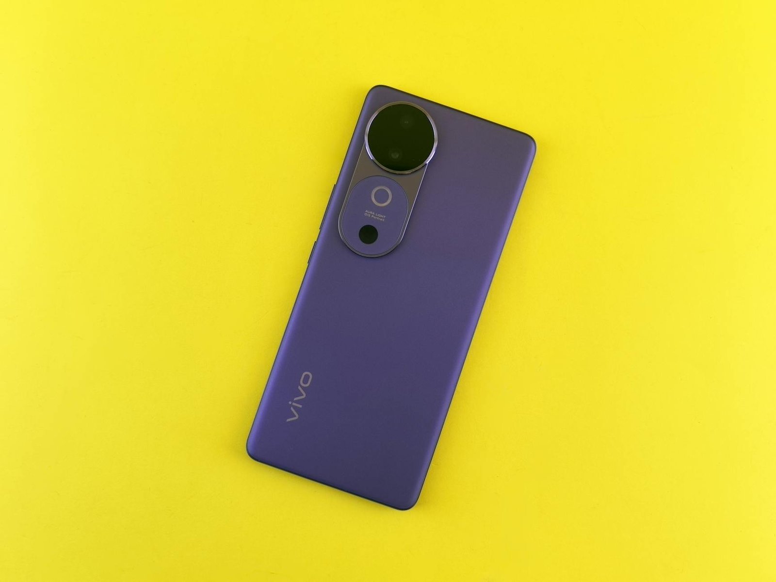Smartphone Vivo dengan desain elegan, layar AMOLED, dan kamera canggih untuk foto berkualitas tinggi