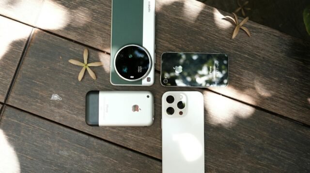 Smartphone desain mirip iPhone dengan kamera berkualitas tinggi, menampilkan hasil foto tajam dan detail.