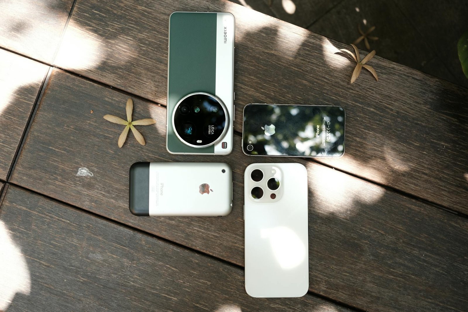 Smartphone desain mirip iPhone dengan kamera berkualitas tinggi, menampilkan hasil foto tajam dan detail.