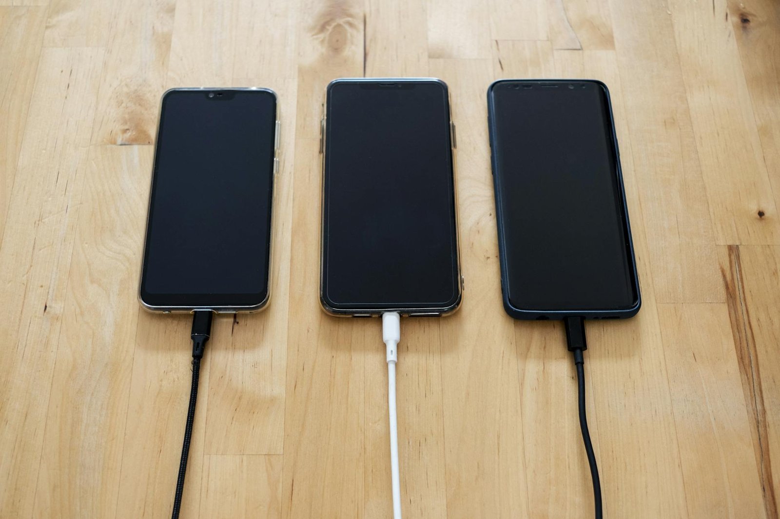 Smartphone dengan fast charging terbaik, menampilkan port USB-C dan lampu indikator pengisian cepat.