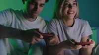 HP gaming terbaik dengan layar 120Hz, Snapdragon 8 Gen 2, dan pendingin vapor chamber untuk permainan mulus.