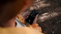 Smartphone dengan baterai tahan lama, menampilkan layar cerah dan desain elegan