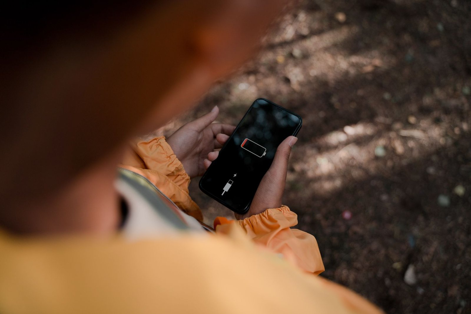 Smartphone dengan baterai tahan lama, menampilkan layar cerah dan desain elegan