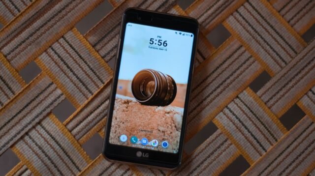 Smartphone dengan baterai tahan lama, menampilkan layar cerah dan desain elegan untuk penggunaan seharian.