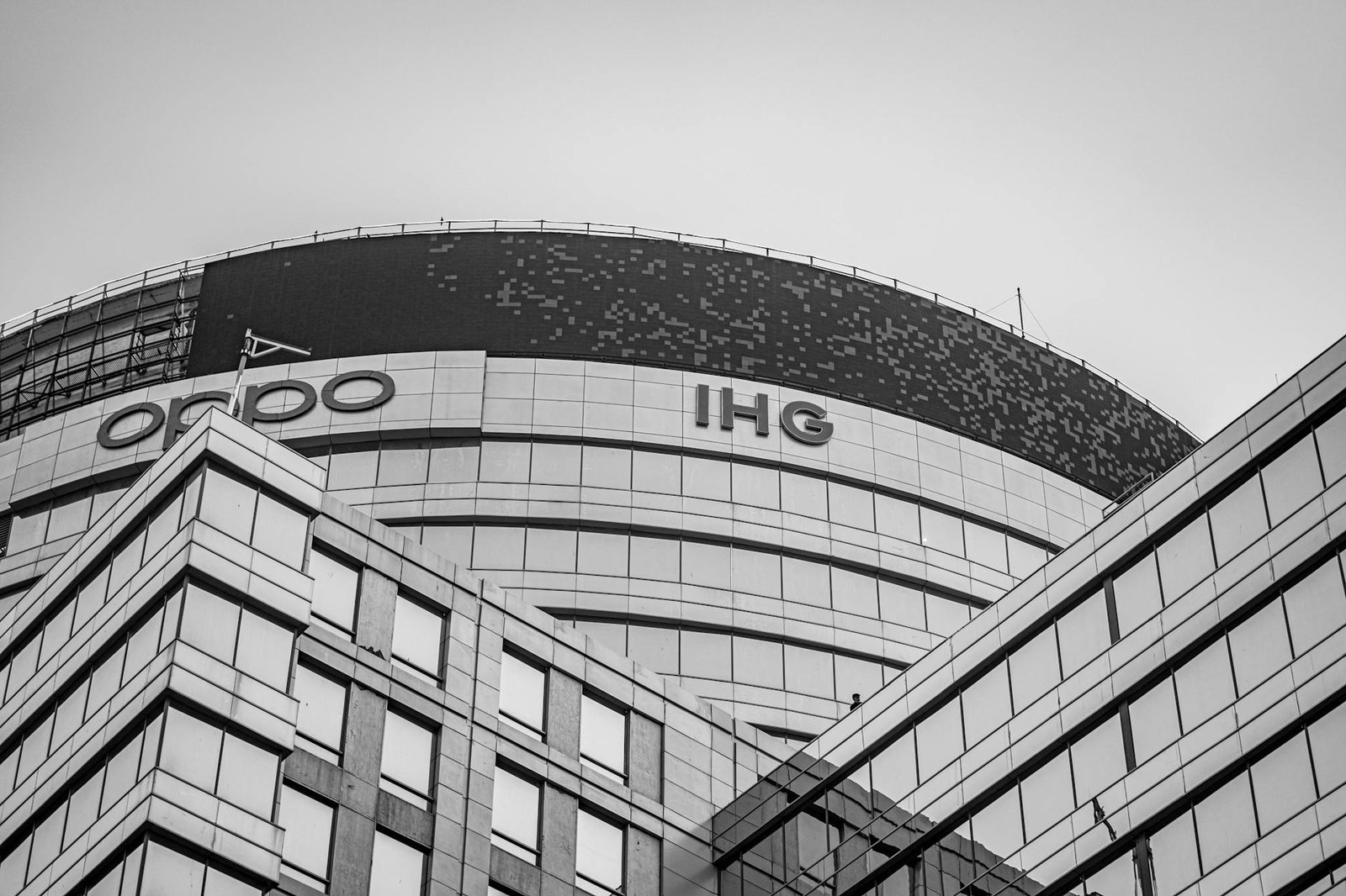 Logo OPPO berwarna biru menampilkan desain modern pada smartphone terbaru