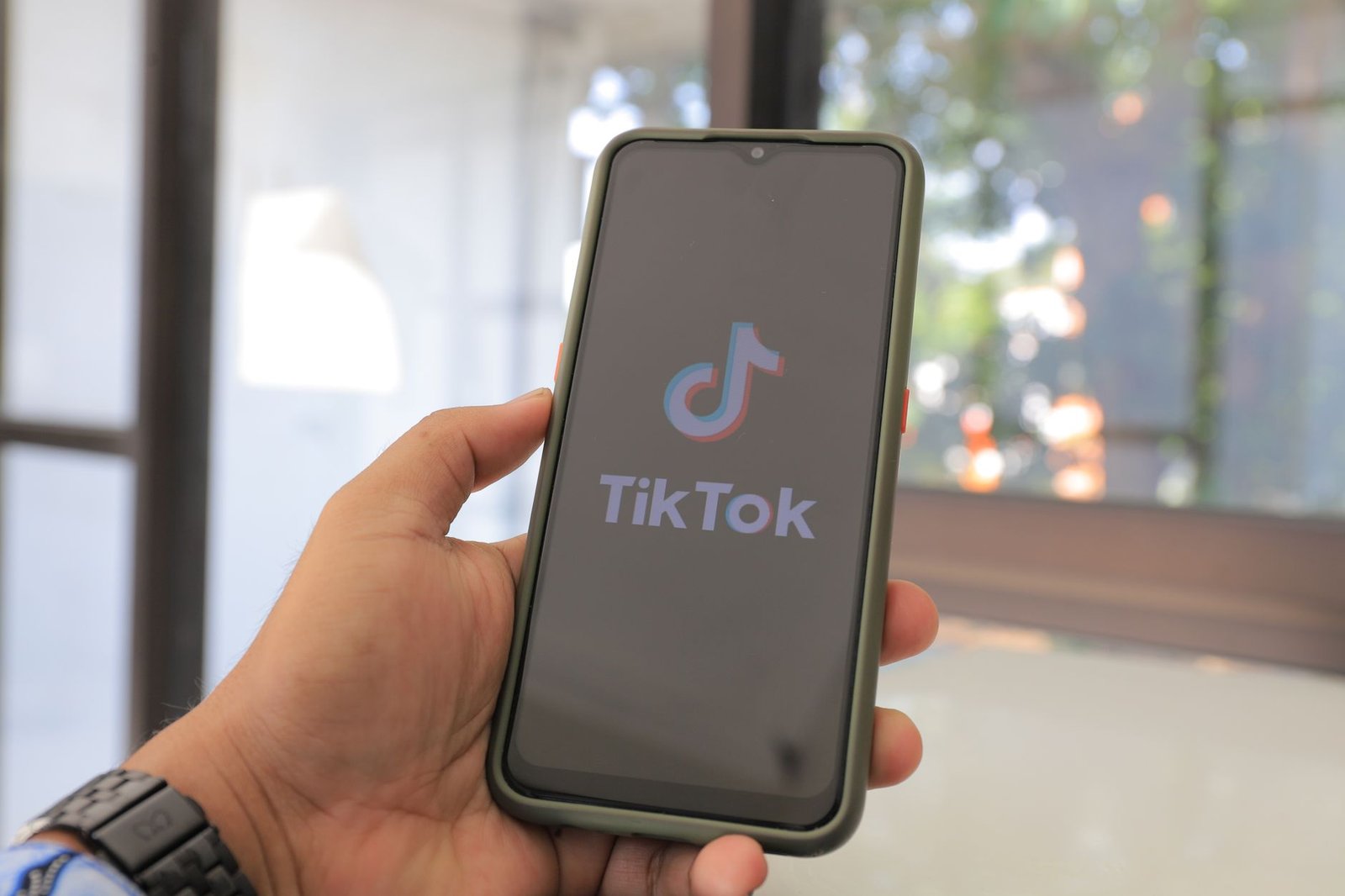 HP terjangkau dengan kamera 108MP, layar lebar, dan performa cepat ideal untuk membuat konten TikTok