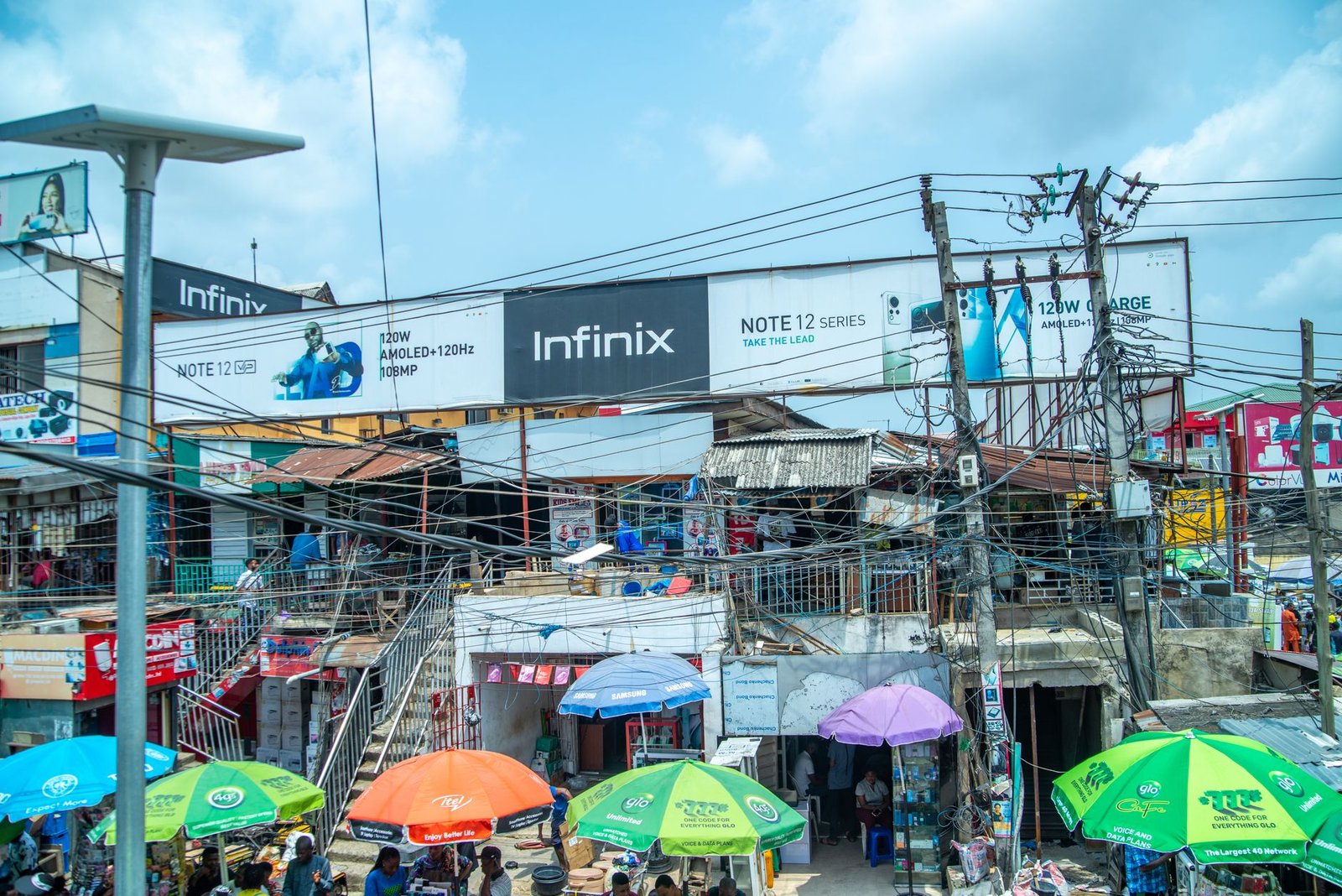 Smartphone Infinix dengan desain elegan dan layar penuh warna menampilkan performa cepat dan kamera berkualitas