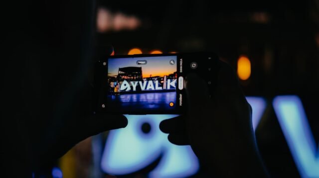 Smartphone dengan kamera terbaik di kelas 3 jutaan, menampilkan foto malam yang jernih dan detail.