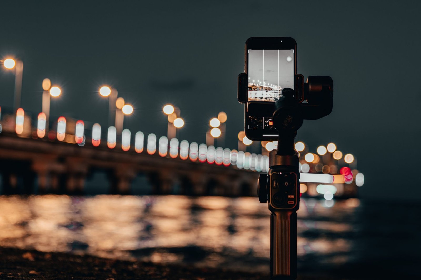 Smartphone dengan kamera canggih untuk foto malam terbaik, menampilkan detail terang dan warna alami di kondisi low light.