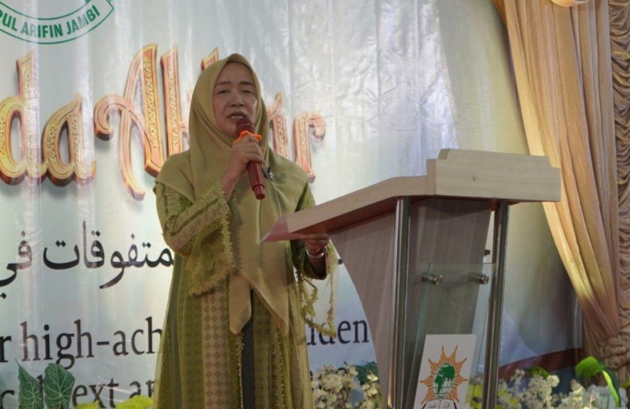 Hj Hesti Haris Hadiri Wisuda Akbar Ponpes Darul Arifin ke-5