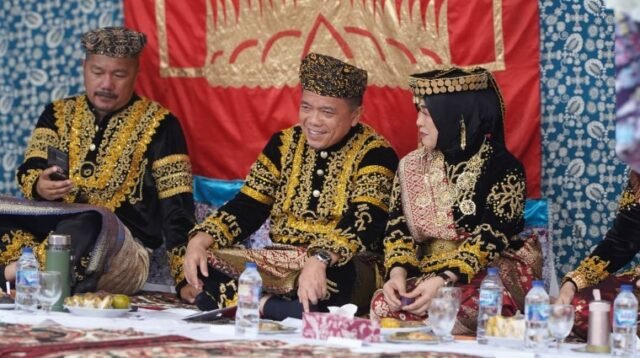 Gubernur Al Haris Dianugerahi Gelar Adat Kehormatan Depati Amanah Negroi Tanoh Sunge Pnoh