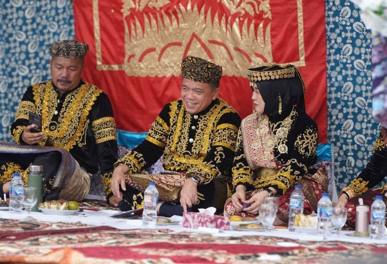 Gubernur Al Haris Dianugerahi Gelar Adat Kehormatan Depati Amanah Negroi Tanoh Sunge Pnoh