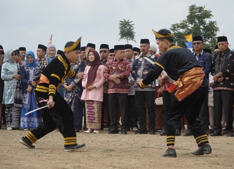 Gubernur Al Haris Harap Kenduri Sko Jadi Pemersatu dan Dorong Perbaikan Sarana Desa
