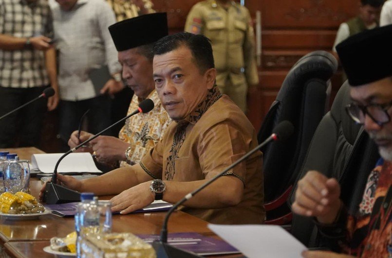 Gubernur Al Haris Pimpin Rapat Evaluasi Perkembangan Pelaksanaan Kegiatan Pembangunan Triwulan II TA 2026