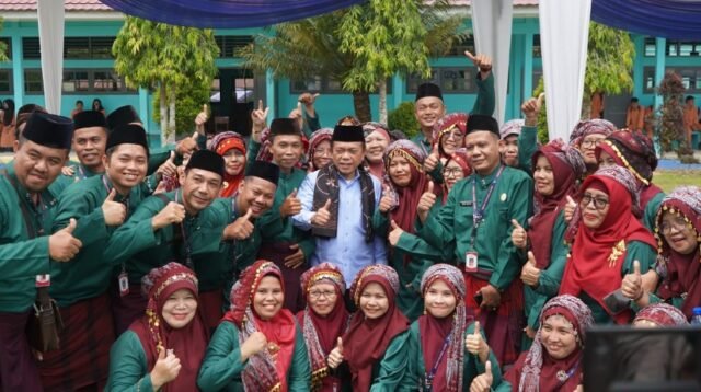 Gubernur Al Haris Apresiasi Penyerahan Murid Baru Secara Adat Melayu Jambi di SMA Negeri 1 Muaro Jambi