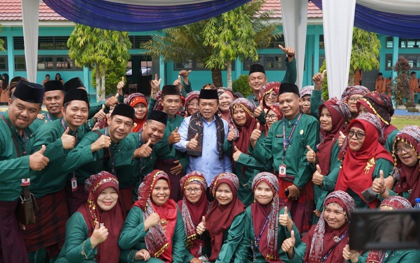 Gubernur Al Haris Apresiasi Penyerahan Murid Baru Secara Adat Melayu Jambi di SMA Negeri 1 Muaro Jambi
