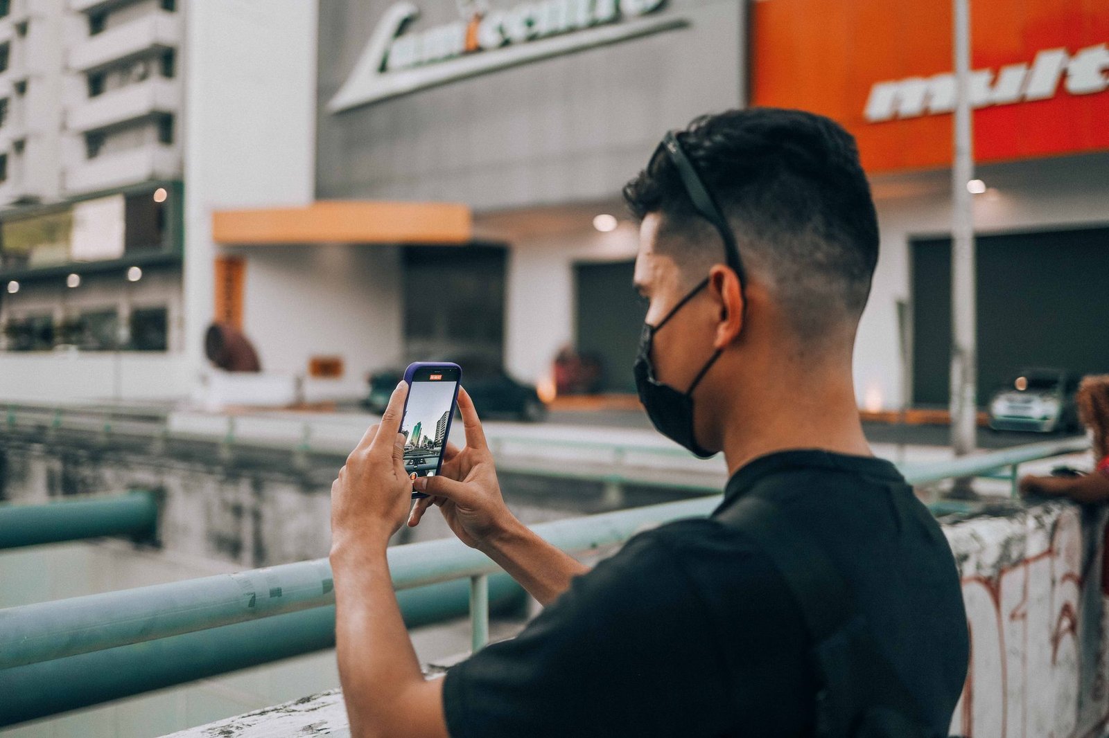 HP OPPO dengan kamera terbaik, hasil foto tajam dan detail untuk selfie serta lanskap.