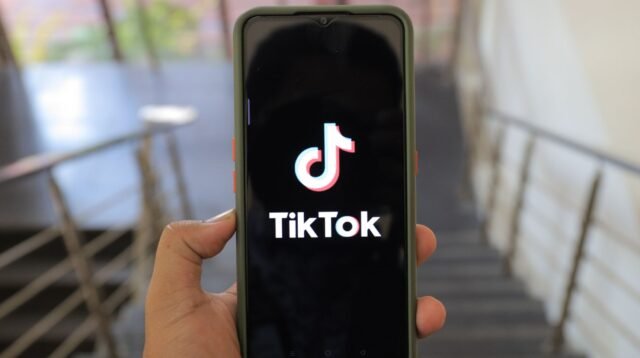 Handphone terjangkau dengan kamera bagus, cocok buat bikin konten TikTok kreatif
