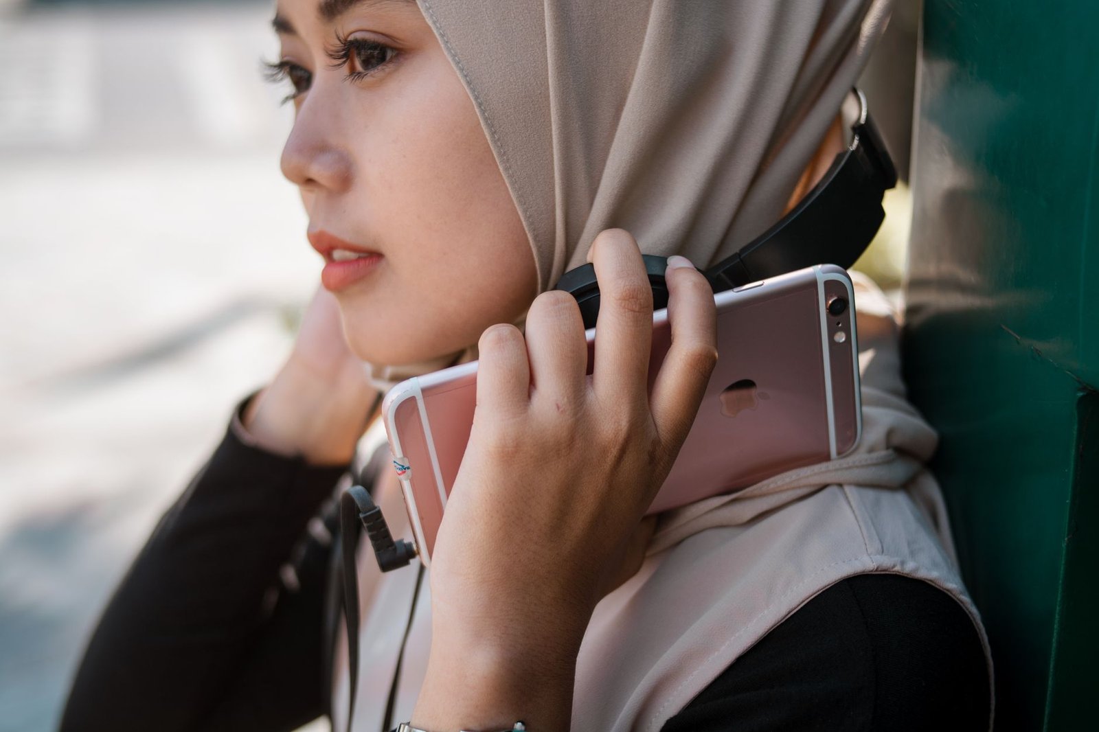 Smartphone dengan baterai tahan lama yang tetap terisi penuh sepanjang hari