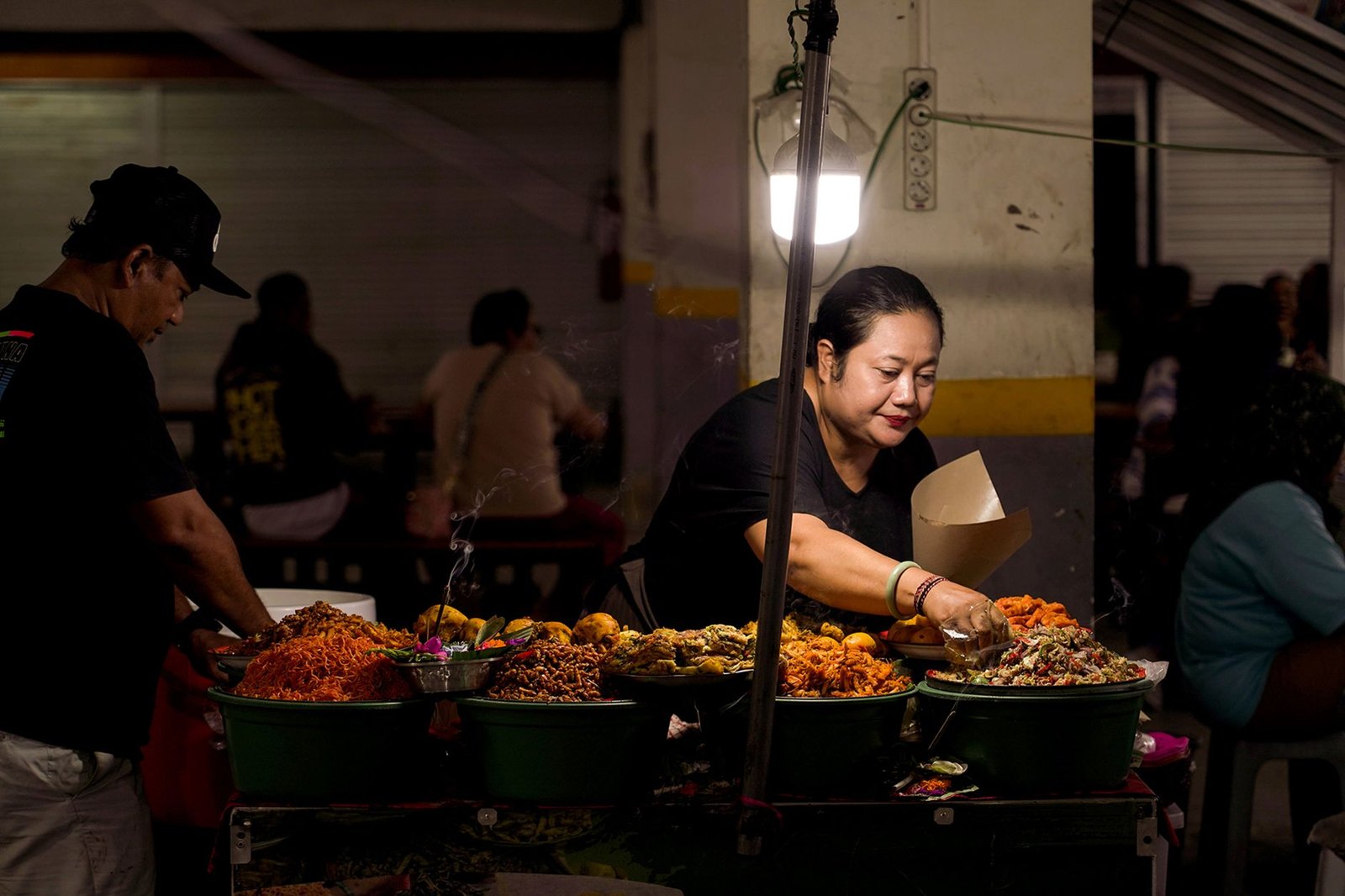 Smartphone dengan kamera low-light terbaik untuk foto malam, menampilkan detail tajam dan warna natural.