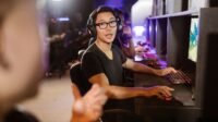 Smartphone gaming dengan layar 120 fps, desain futuristik, dan performa tinggi untuk pengalaman bermain tanpa lag.