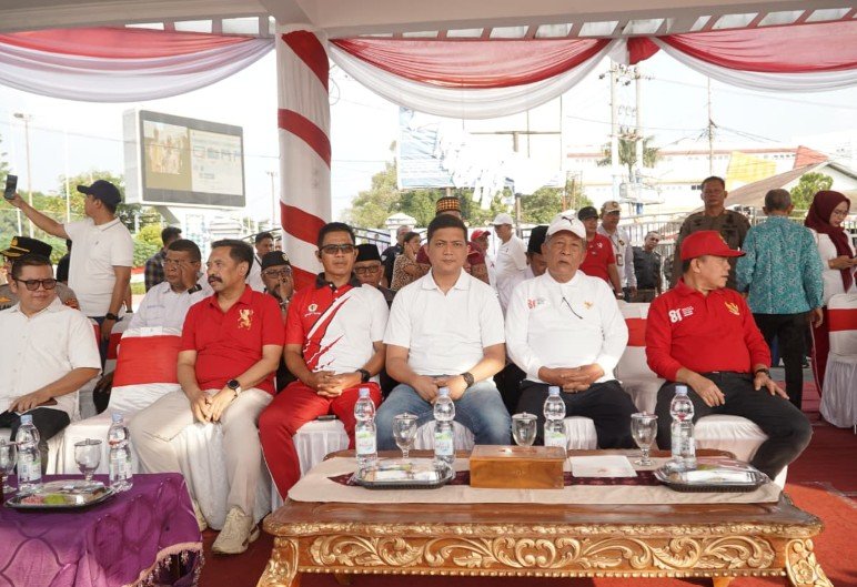 Gubernur Al Haris Gelar "Gebyar Mahardika Untukmu Negeriku" Pasang 10.000 Bendera Merah Putih di Sepanjang Jembatan Gentala Arasy dan Tempat lainnya