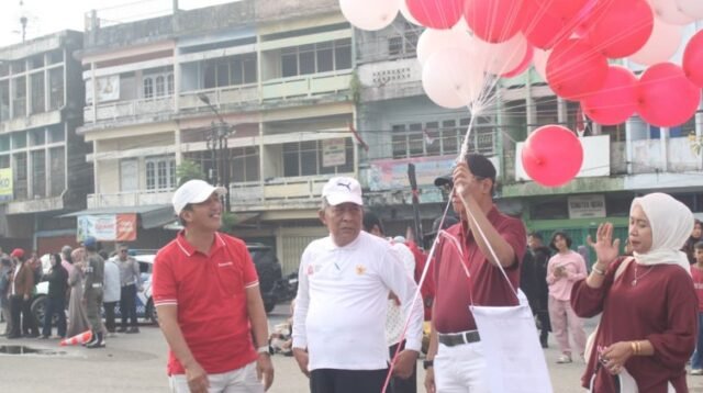 Wagub Sani Lepas Pawai Pembangunan, Bentangkan Semangat Kemerdekaan dari Taman Putri Pinang Masak ke Rumah Dinas Gubernur Jambi