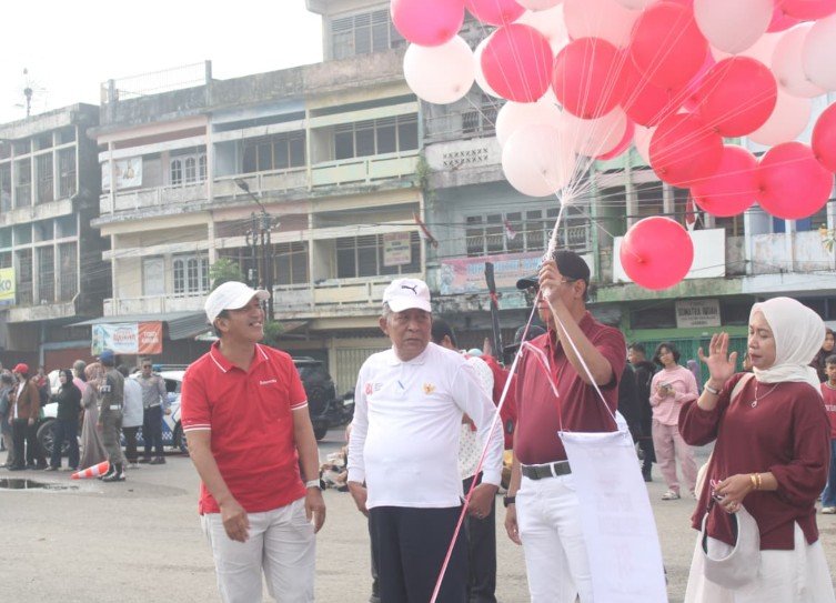 Wagub Sani Lepas Pawai Pembangunan, Bentangkan Semangat Kemerdekaan dari Taman Putri Pinang Masak ke Rumah Dinas Gubernur Jambi