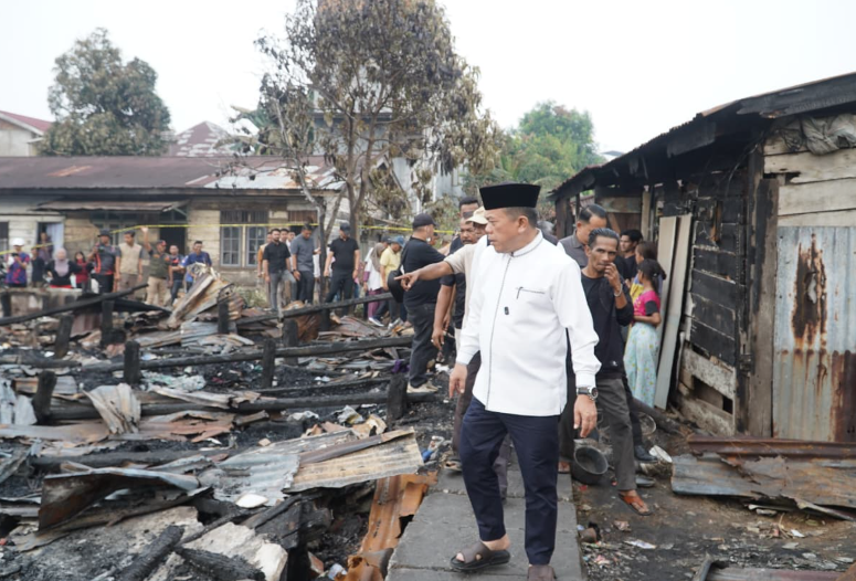 Gubernur Al Haris Tinjau Korban Kebakaran di Kelurahan Cempaka Putih, Pastikan Bantuan Segera Disalurkan