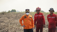 Tak Gentar Lewati Medan Sulit, Al Haris Berjibaku Padamkan Karhutla di Pelosok Tanjabtim Tak Gentar Lewati Medan Sulit, Al Haris Berjibaku Padamkan Karhutla di Pelosok Tanjabtim